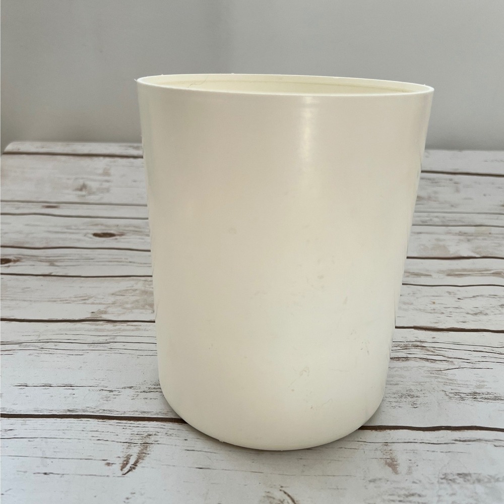 Tupperware (Missing Lid) 7.5" Cream Plastic Round Tapered Small Bin 7.5